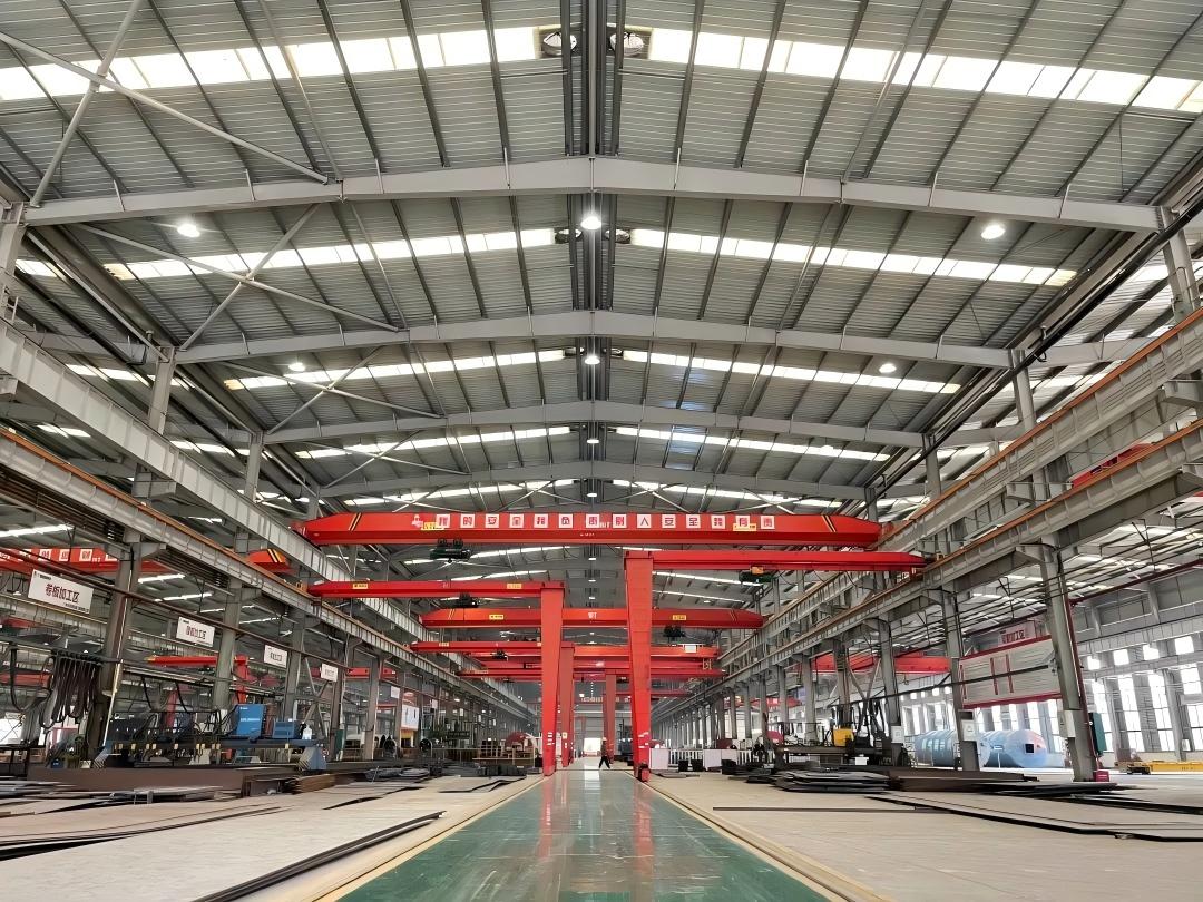 Steel Structure Industrial Workshop with Red Overhead Cranes
