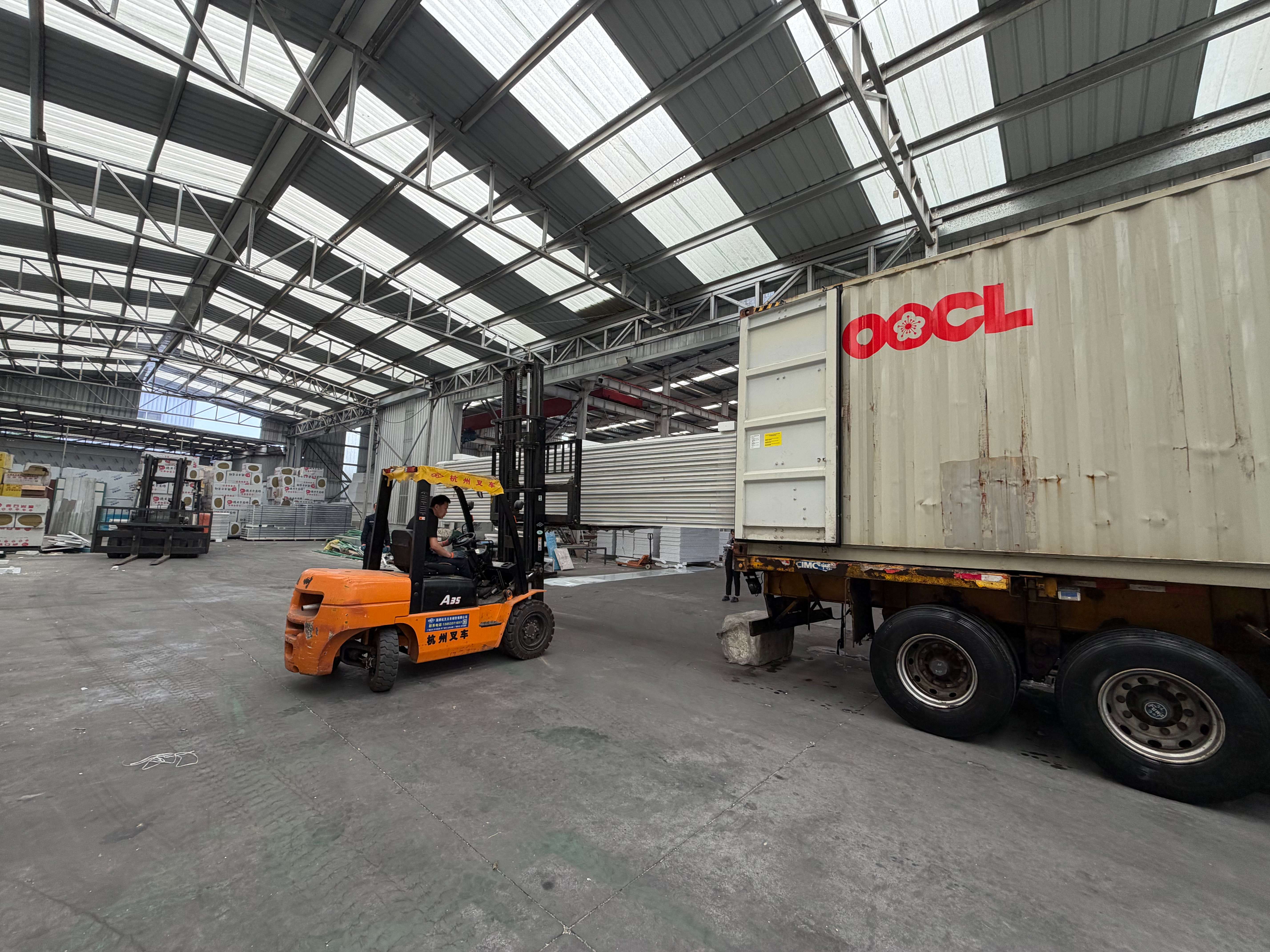 Careful handling of long sandwich panels