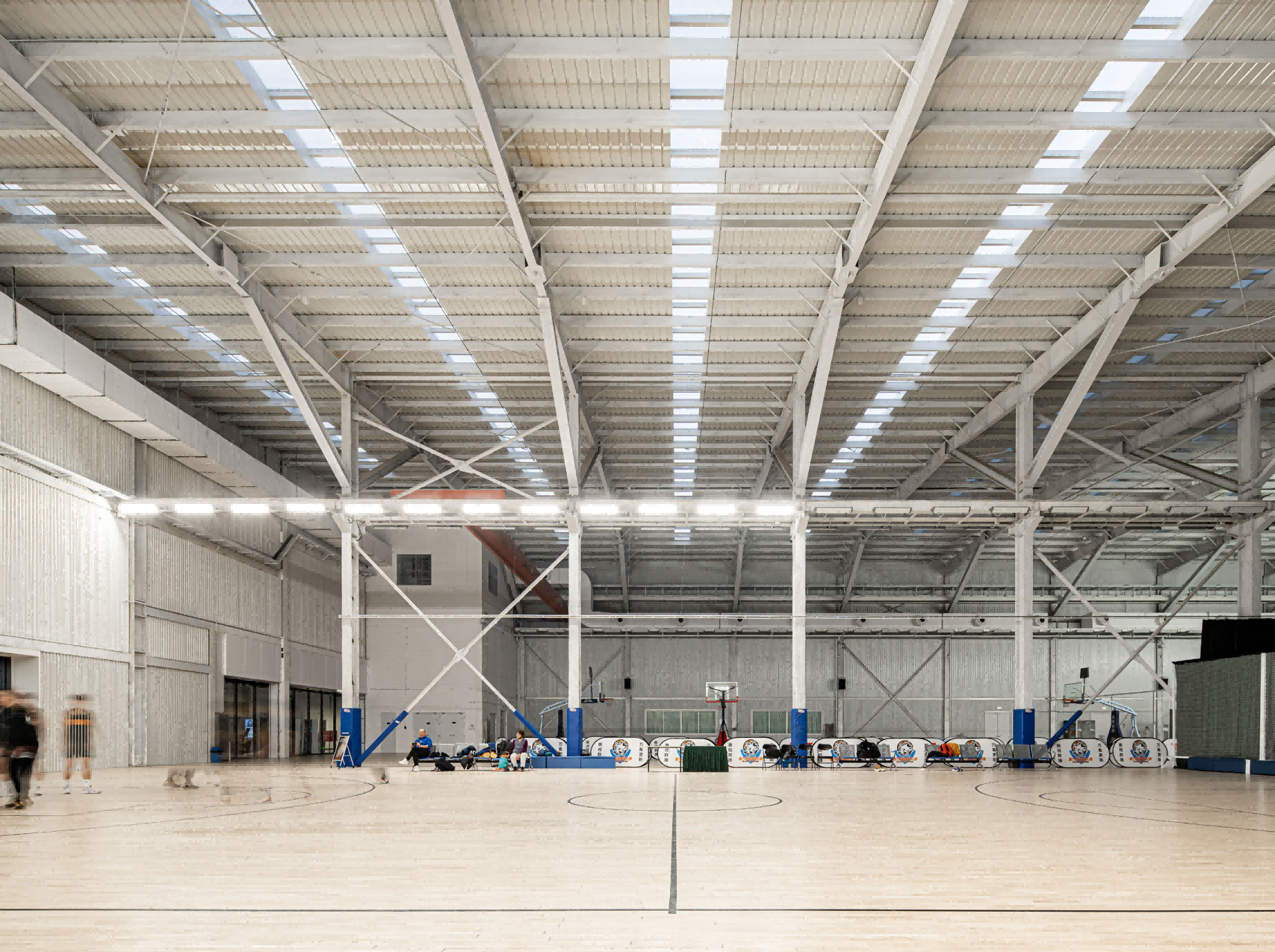 Indoor basketball court with large clear span