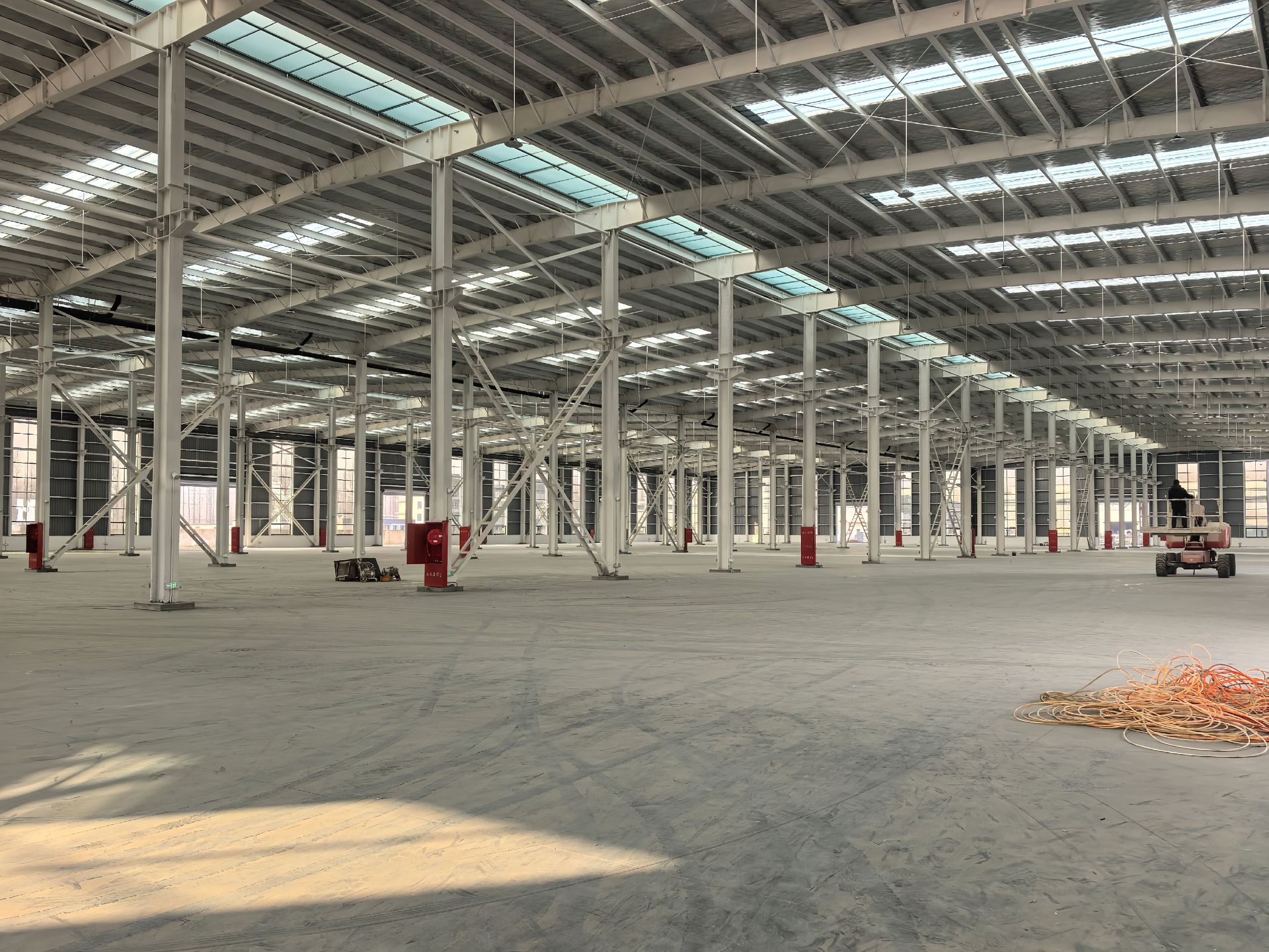 Vast interior wide span steel structure framework